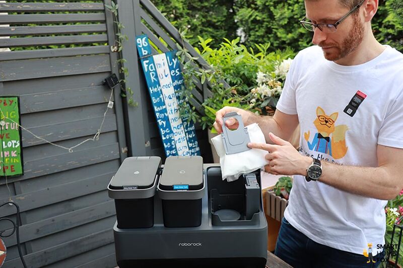 Der automatische Verschlussmechanismus des Staubbeutels der Roborock S7 MaxV Ultra Absaugstation ist in der Nahaufnahme zu sehen.